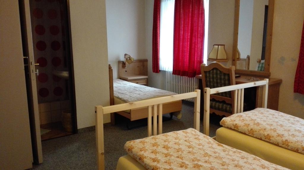 Hotel Frohsinn Erstfeld Room photo